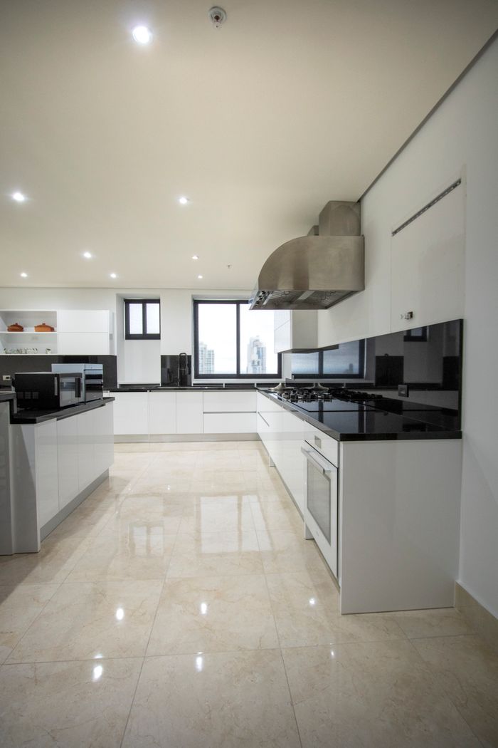 Cocina moderna reformada con muebles lisos y encimera