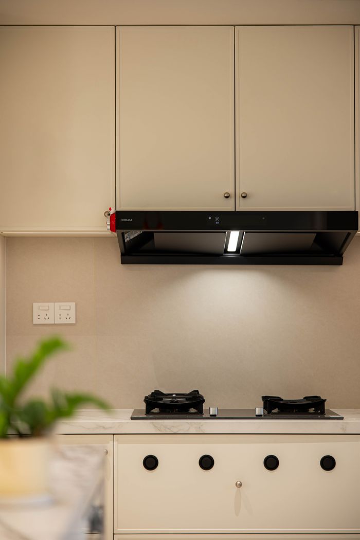 Cocina reformada con placa y campana extractora negra