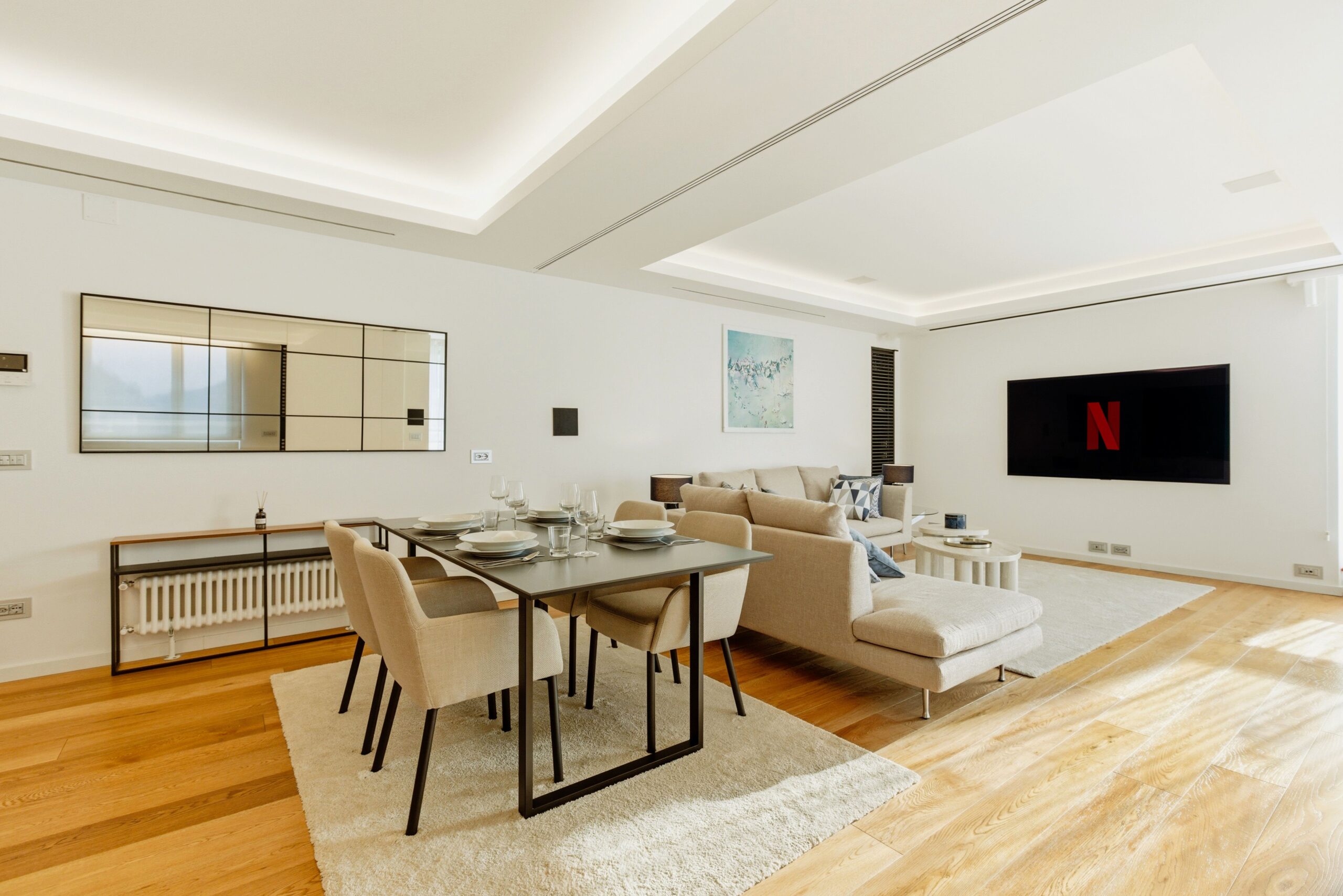 Salón amplio y luminoso tras una reforma integral de vivienda en Murcia